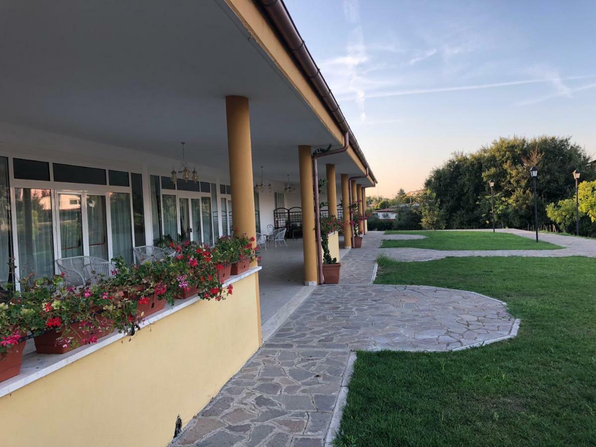 Agriturismo "Lo Zafferano" 아프릴리아 외부 사진